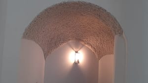 Túnel em forma de toro (abóboda curva). Pladur recoberto em gravilha de mármore.