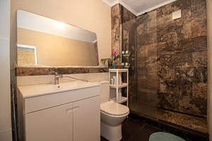 Remodelação de casa de banho: eletricidade, canalização e paredes.